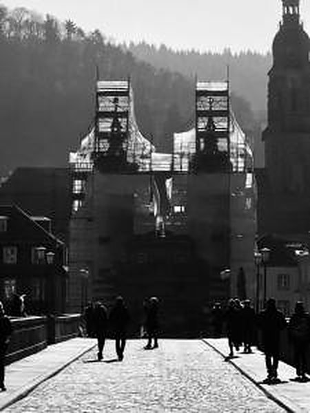 Alte Brücke in Heidelberg mit Brückentor, schwarzweiß