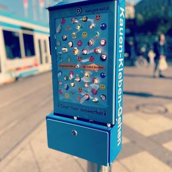 Blauer Kaugummi-Automat mit bunten Kaugummis