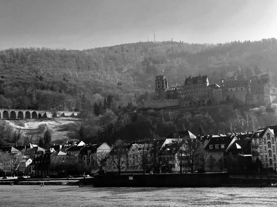 Heidelberger Schloss über der Altstadt, schwarzweiß
